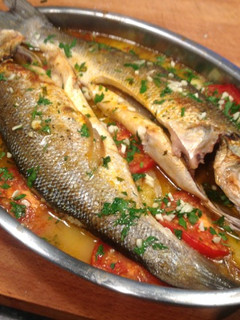 Una foto de Lubina al horno con patatas