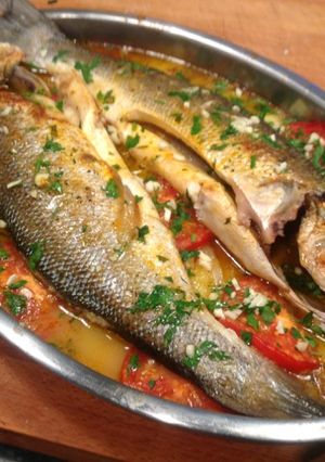 Una foto de Lubina al horno con patatas
