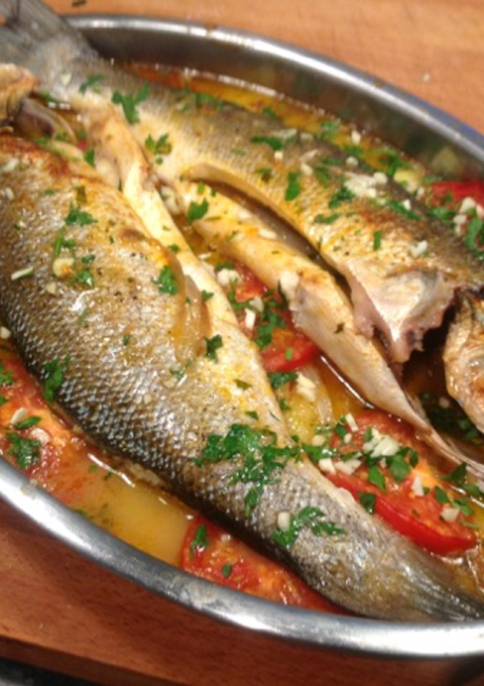 Una foto de Lubina al horno con patatas