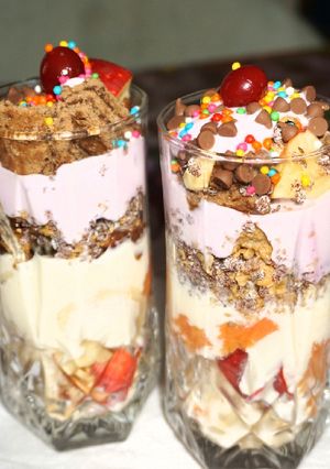 ফ্রুটি নাটি পারফেট (Fruity nutty parfait recipe in Bengali) রেসিপির প্রধান ছবি