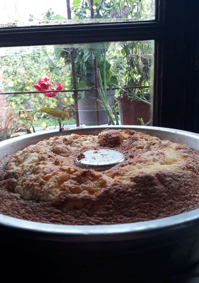 Una foto de Tarta de manzana y nuez con crumble