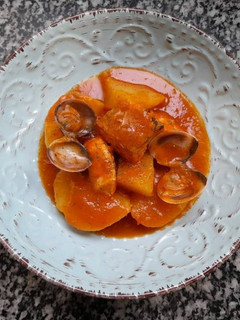 Una foto de Marmitako de salmón con almejas