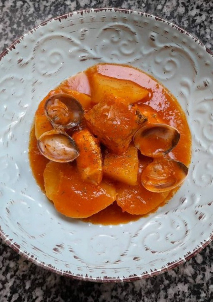 Una foto de Marmitako de salmón con almejas