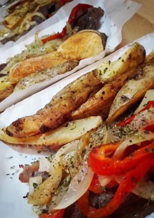 Una foto de 🥩Bifesitos a la portuguesa con 🥔 rústicas
