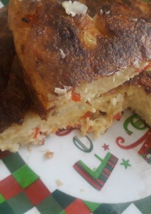Una foto de Torta de cebolla, queso costeño y pollo