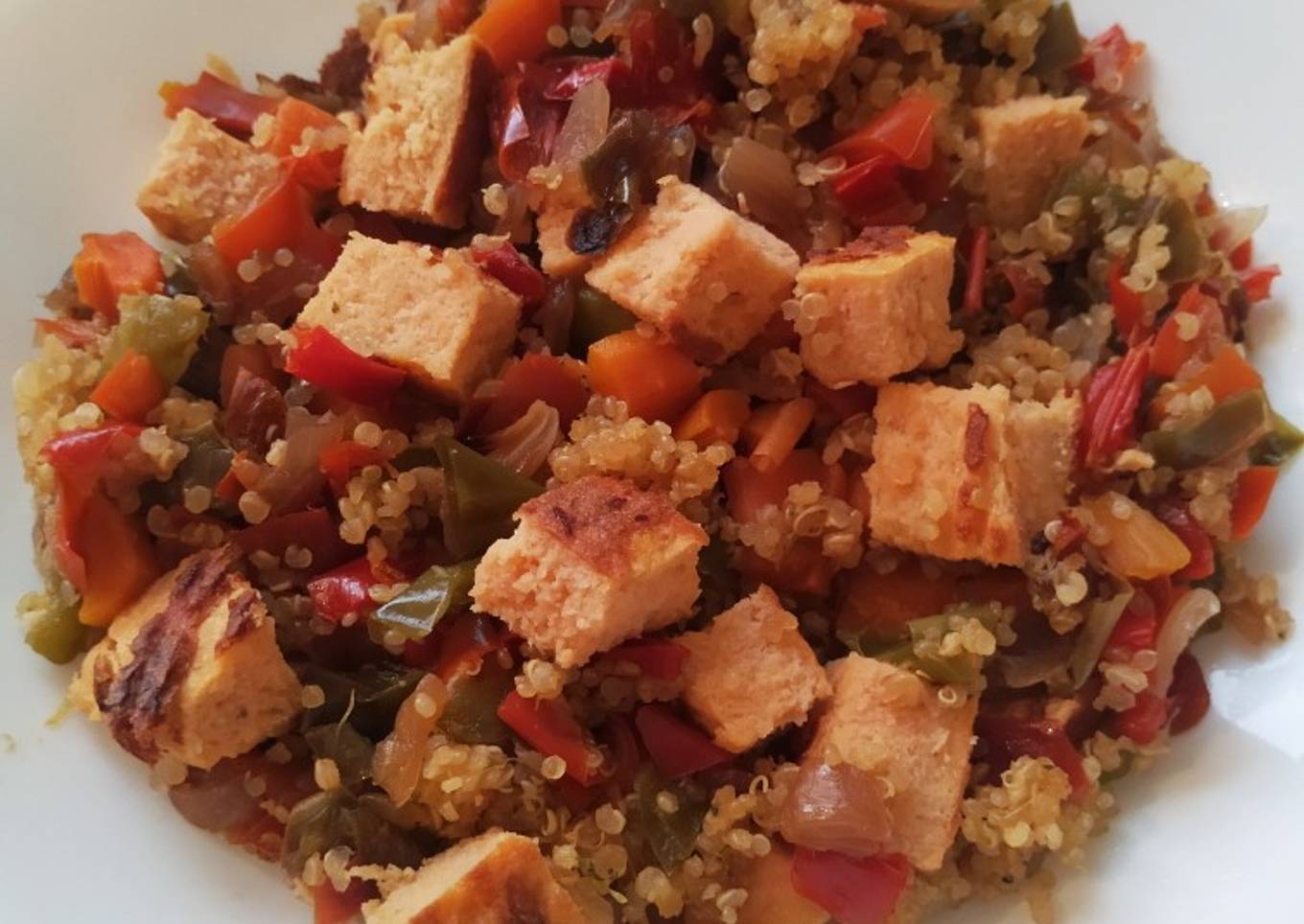 Quinoa con verduras y hamburguesa de salmón y merluza