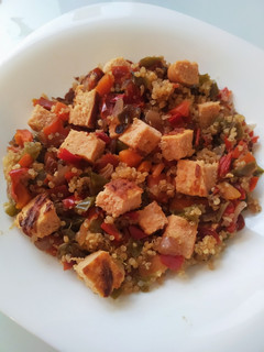 Una foto de Quinoa con verduras y hamburguesa de salmón y merluza