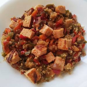 Quinoa con verduras y hamburguesa de salmón y merluza