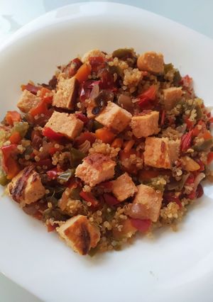Una foto de Quinoa con verduras y hamburguesa de salmón y merluza