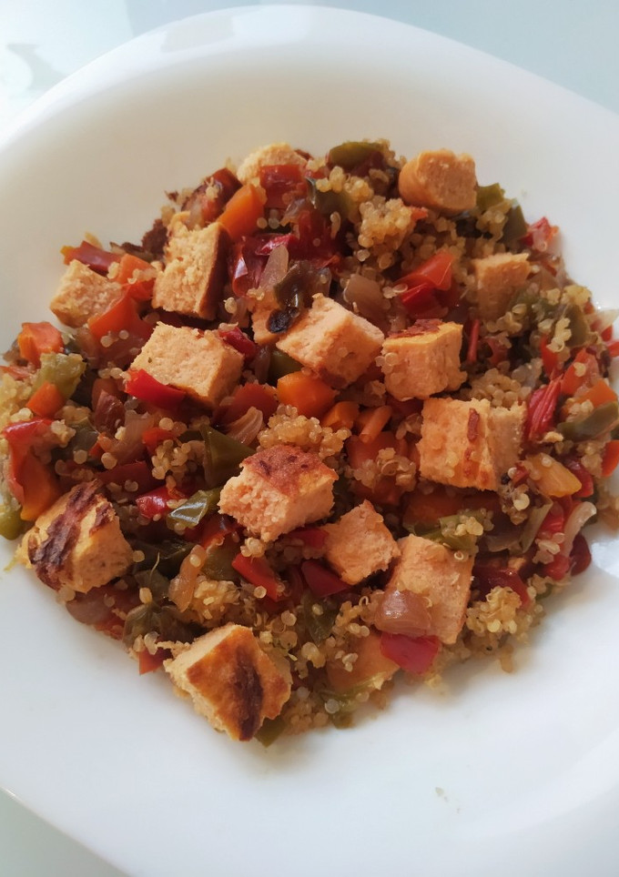 Una foto de Quinoa con verduras y hamburguesa de salmón y merluza