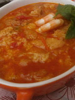 Una foto de Sopa de tomate con langostinos