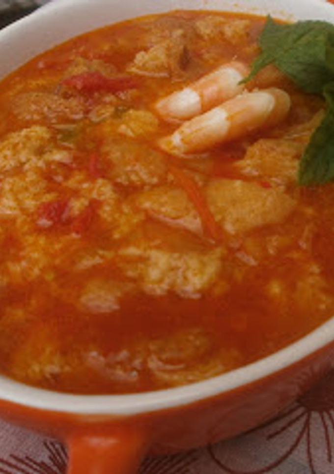 Una foto de Sopa de tomate con langostinos