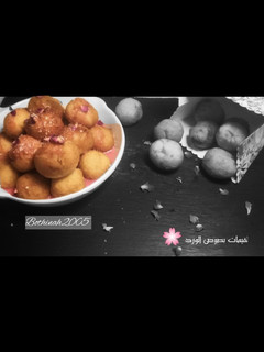 صورة لوصفة لقيمات محشية جبن كيري بصوص الورد 🌸