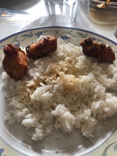 Una foto de Pollo con arroz al limón