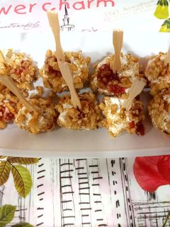 Una foto de Bombones de queso con nueces y mermelada de frambuesas