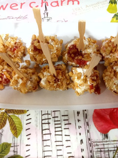 Foto principal de Bombones de queso con nueces y mermelada de frambuesas