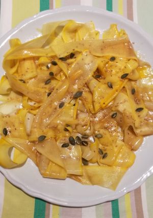 Una foto de Carpaccio de calabacín amarillo al asiático