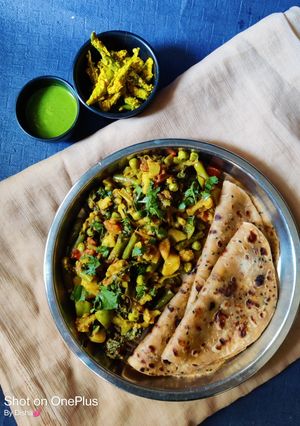 મિક્સ શાક દેશી સ્ટાઈલ (Mix Shak Desi Style Recipe In Gujarati) રેસીપી મુખ્ય ફોટો