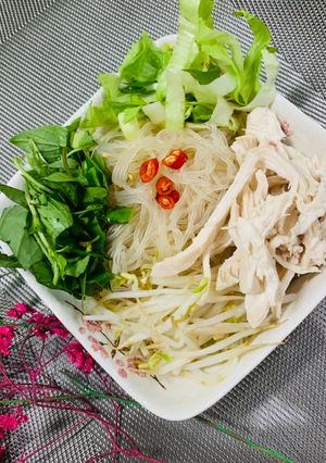 Hình của món Miến trộn gà xé.