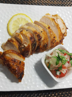 Una foto de Pechuga trinchada al horno con Salsa criolla