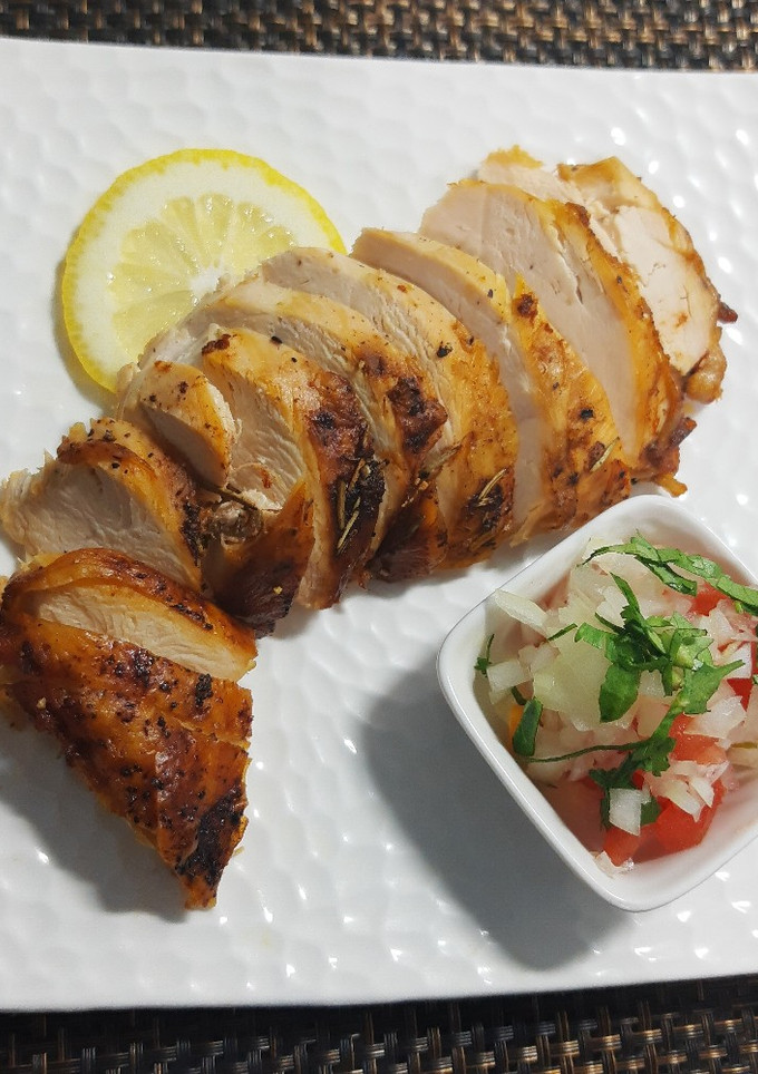 Una foto de Pechuga trinchada al horno con Salsa criolla