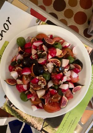 Une photo de Salade avec figues et olives