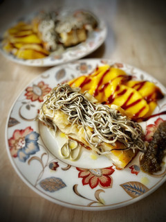 Una foto de Bacalao con mango y gulas