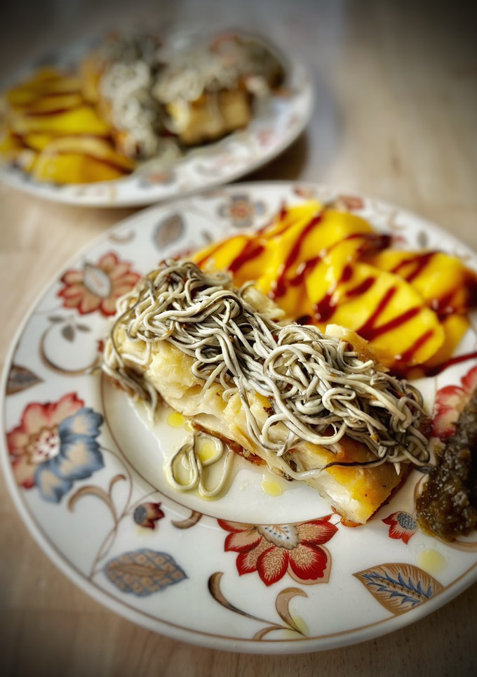 Una foto de Bacalao con mango y gulas
