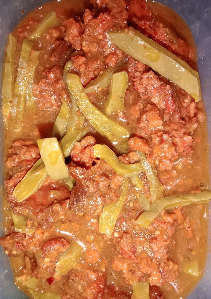 Una foto de Longaniza en salsa con nopales
