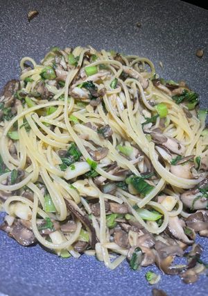 雜草叢生的萬聖節香蒜橄欖油香菇麵 的食譜成品照片