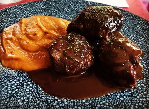 Foto principal de Carrilleras con jugo de carne y chocolate y puré de sus propias verduras 🤩🤩🤩