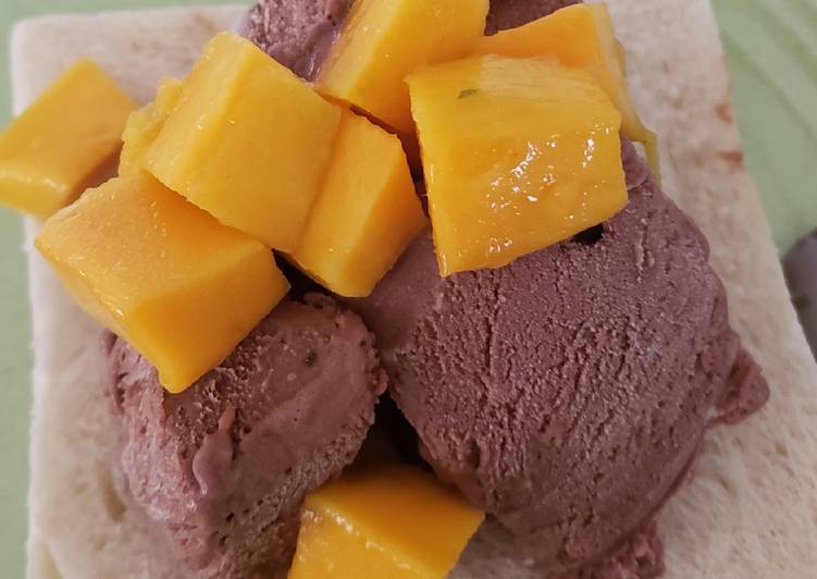 Chocolate ice cream dengan mango