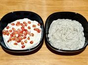 Una foto de dip de berenjena y tomate