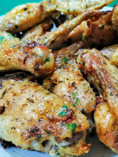 Una foto de Alitas de pollo al ajillo en airfryer