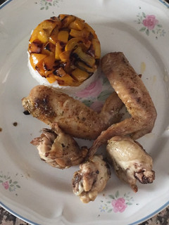 Una foto de Alitas de pollo, arroz y pimiento
