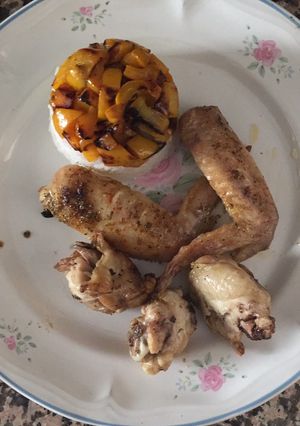 Una foto de Alitas de pollo, arroz y pimiento