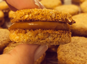 Una foto de Alfajores de coco y avena 🥥