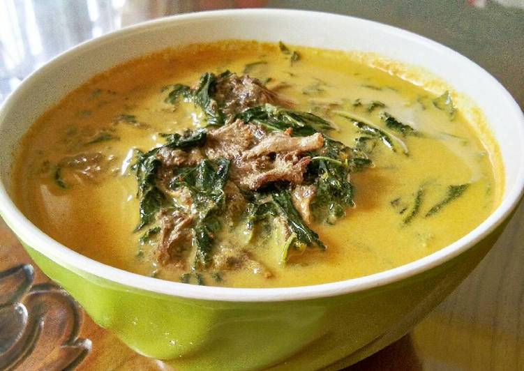 Gulai daun ubi aka daun singkong dengan jamur kriket