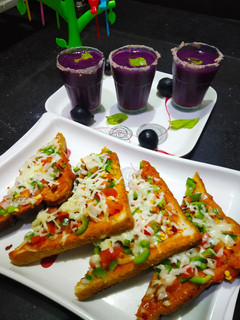 બ્રેડ પિઝા વિથ જાંબુ શોટસ (bread pizza and Jamun shots in Gujarati) રેસીપી મુખ્ય ફોટો