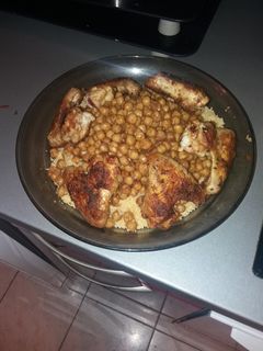 Una foto de Couscous con pollo y garbanzos