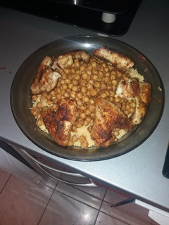 Una foto de Couscous con pollo y garbanzos