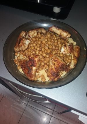 Una foto de Couscous con pollo y garbanzos