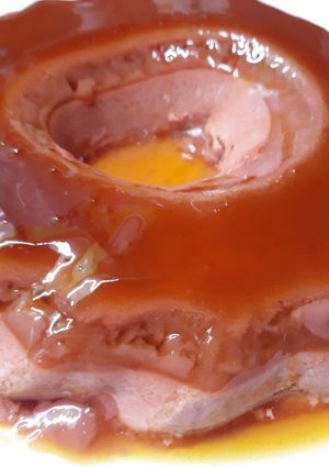 Una foto de Flan de café color de cereza sin huevo