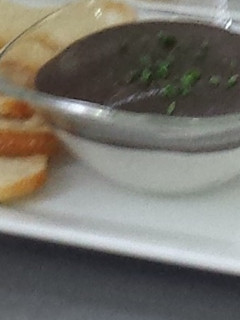 Una foto de Brandada de olivada y tostas