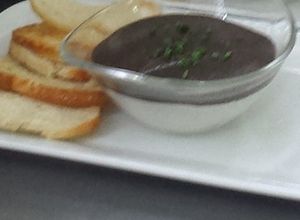 Una foto de Brandada de olivada y tostas