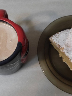 Una foto de Leche con Nesquik y Tarta de Santiago