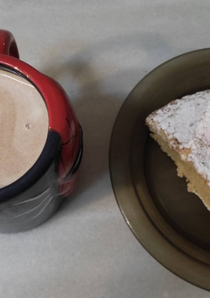 Una foto de Leche con Nesquik y Tarta de Santiago