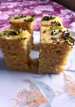 A picture of बेसन ढोकला.