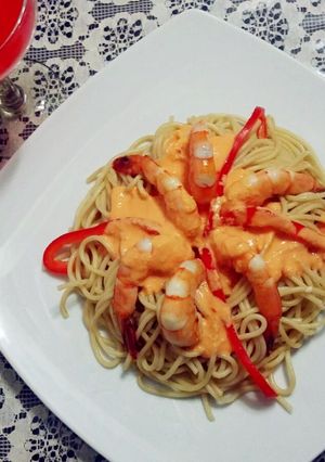 Una foto de Camarones con Espagueti y Crema de carnes frías