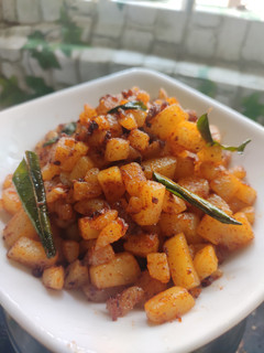உருளைக்கிழங்கு வறுவல் (Urulaikilanku varuval recipe in tamil) செய்முறை முக்கிய புகைப்படம்